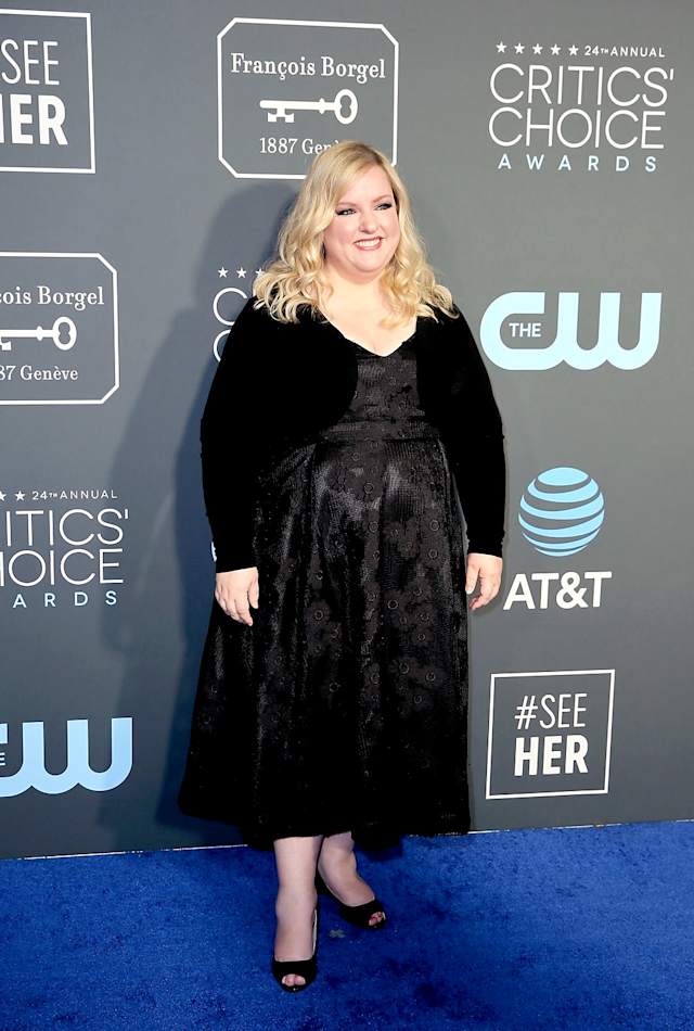 Sarah Baker prefiró el color negro para asistir a la alfombra de los Critics' Choice Awards.