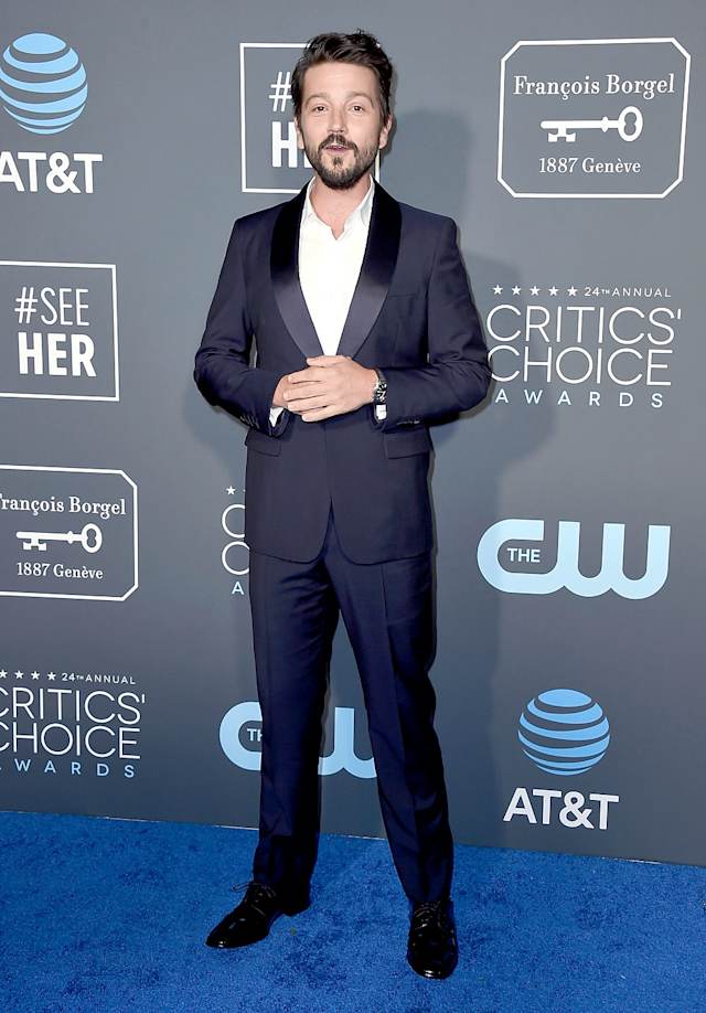 El actor mexicano Diego Luna llevó un traje negro con una camisa blanca. 