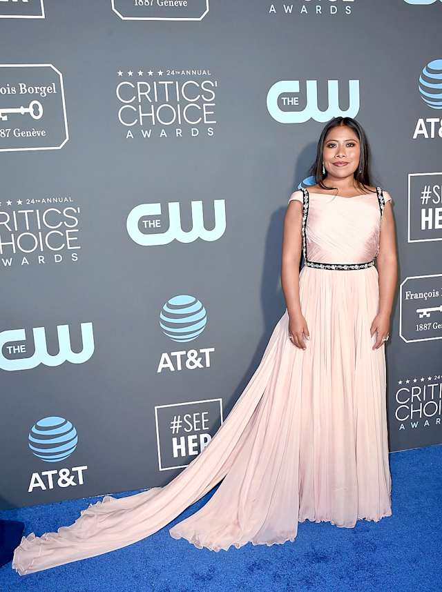 La mexicana Yalitza Aparicio desfiló por la alfombra roja con un vestido rosa, con detalles florales.