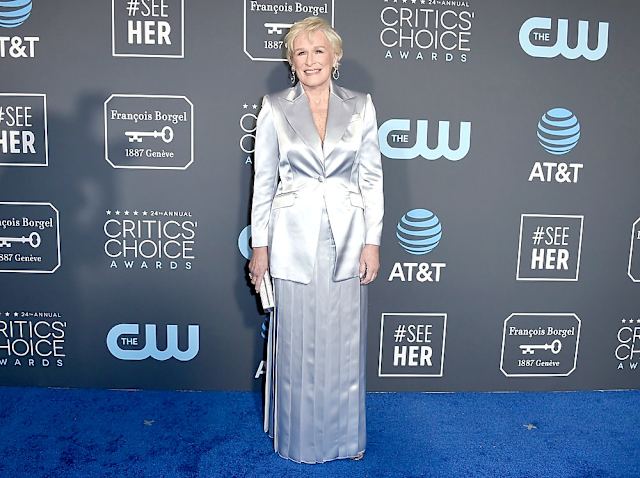 La actriz Glenn Close, nominada a Mejor Actriz por la película  The Good Wife  usó un saco plateado con una falda entablillada del mismo color. 