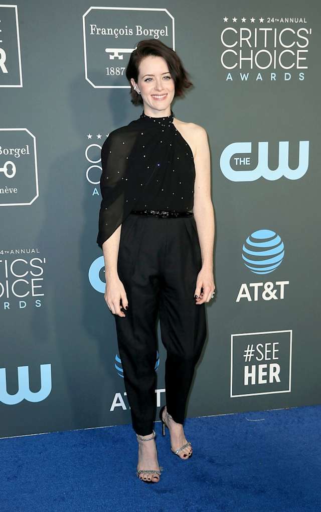 Claire Foy portó un traje negro para la entrega número 24 de los Critics' Choice Award.