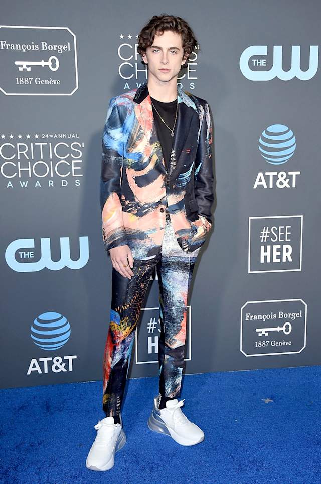 Timothee Chalamet portó un traje colorido que combinó con unos tenis blancos.