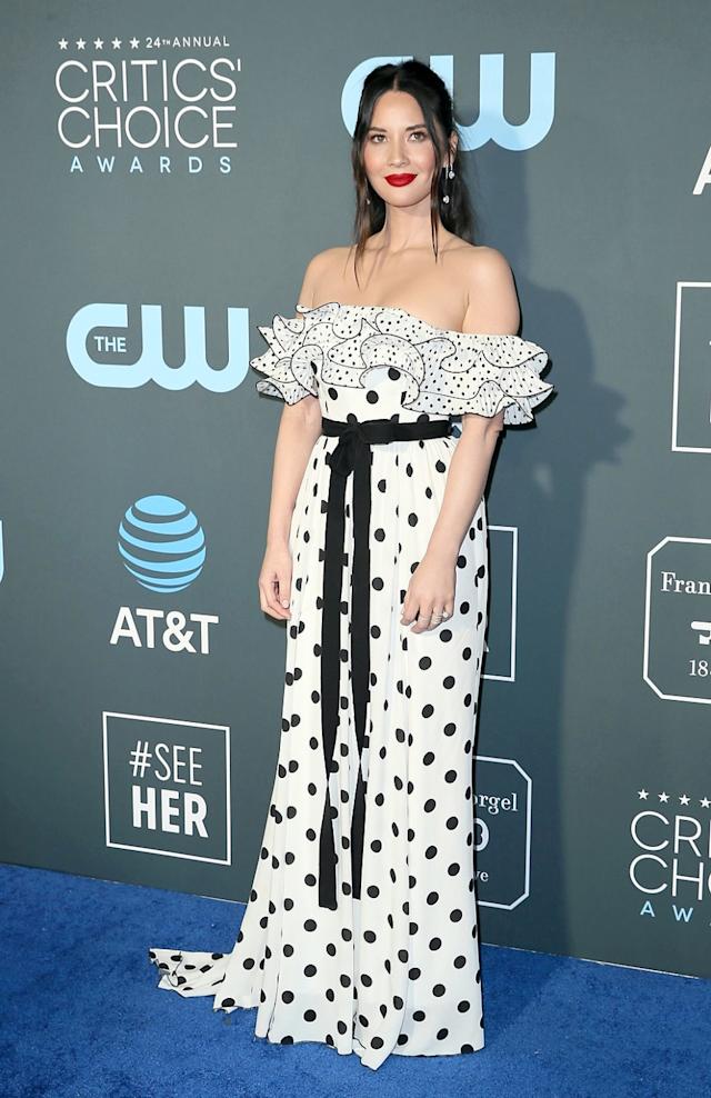 Con un vestido blanco con lunares negros y una moño en la cintura, Olivia Munn fue a la alfombra de los Critics' Choice. 