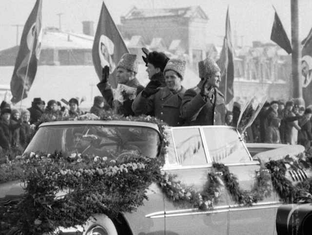 Los integrantes de las naves Soyuz 4 y Soyuz 5 de camino al Kremlin tras volver a la Tierra. 