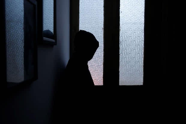 "Pessoas que são mais isoladas do que elas gostariam descobrem que são menos felizes, a saúde decai precocemente na meia idade, o cérebro se deteriora mais cedo e elas vivem vidas mais curtas do que aqueles que não são solitários."