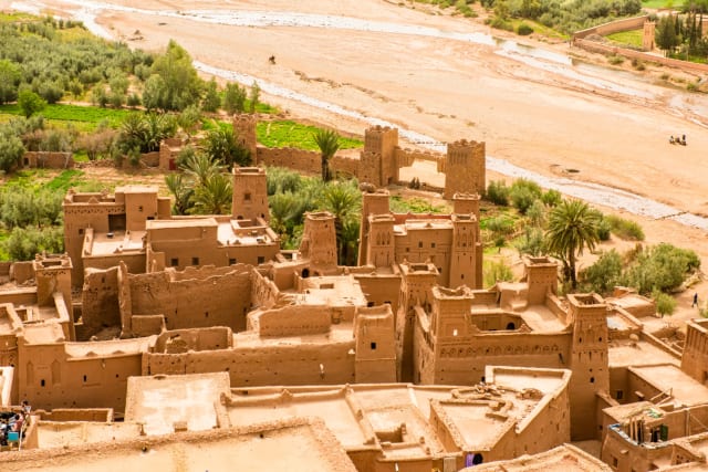 يعتبَر القصر نوعا من المساكن التقليدية المنتشرة في الصحراء المغربية وهو عبارة عن مجموعة من الأبنية المصنوعة من الطين والمحاطة بالأسوار. وتتجمع المنازل داخل هذه الاسوار الدفاعية المعززة بأبراج داعمة. ويشكل قصر آيت بن حدو الذي يقع في إقليم ورززات خير دليل على الهندسة المعمارية في جنوب المغرب. وهو أحد القصور المتبقية من الحضارة السريالية.