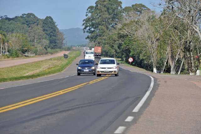 Uma irregularidade bastante observada é a ultrapassagem em local proibido. É a principal causa de acidentes graves em rodovias federais de pistas simples  