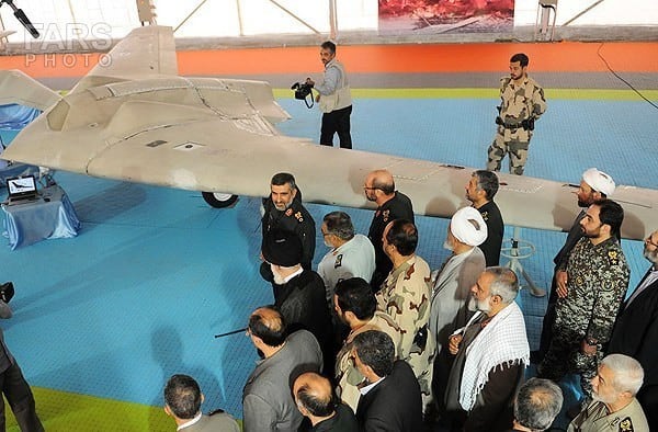 Los expertos iraníes lograron "robar" el dron estadounidense RQ-170 al interceptar su señal y aterrizarlo en Irán. La diferencia de tamaño en comparación con el Ojótnik es evidente.  