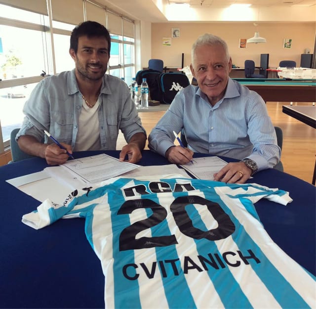 El delantero de 34 años, referente de Banfield, dejó el club por una deuda -también reconoció que influyó la partida de Julio César Falcioni- y firmó con el líder de la Superliga por dos años.