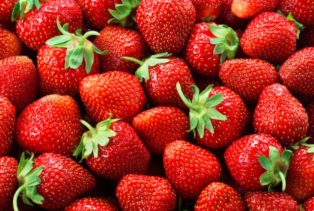 Οι φράουλες βρίσκονται επίσης ανάμεσα στους πρωταθλητές της βιταμίνης C με 58mg σε 100γρ.