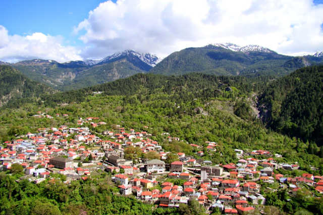 Εκεί ψηλά στα 970 μέτρα, στις πλαγιές του δεύτερου ψηλότερου βουνού της Ελλάδας, το Κεράσοβο (αλλιώς γνωστό και ως Αγία Παρασκευή) είναι ένα πανέμορφο χωριό με πέτρινα σπιτάκια, μία πλατανοσκέπαστη πλατεία, δέκα ξωκλήσια και 100 κατοίκους. Από εδώ ξεκινούν φαντασμαγορικά μονοπάτια, ένα εκ των οποίων το ορειβατικό μονοπάτι Ο3 της Πίνδου, που καταλήγουν μεταξύ άλλων στη μυθική Δρακόλιμνη του Σμόλικα, περνώντας μέσα από συγκλονιστικά φυσικά τοπία, πλάι σε τοξωτά γεφύρια και πάνω από ρυάκια και ποτάμια. 