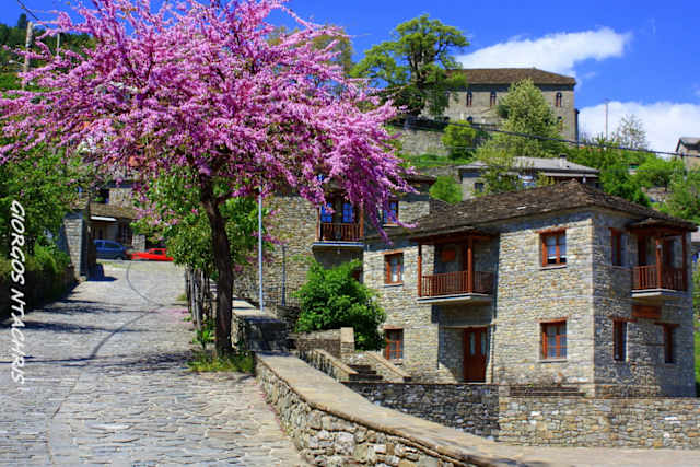 Έτη φωτός μακριά από την τουριστική εικόνα των γειτόνων τους, τα Μαστοροχώρια είναι τα σταματημένα στον χρόνο, ανέγγιχτα, κουκλίστικα χωριά των ξακουστών ηπειρωτών μαστόρων που έχτισαν τα μισά πέτρινα χωριά που βλέπεις σήμερα σε όλη την Ελλάδα. Ένα από τα ωραιότερα είναι η Πυρσόγιαννη, φωλιασμένη μέσα στα φουντωτά δάση οξιάς και σημύδας. Στο Μουσείο που φιλοξενείται στο παλιό σχολείο του χωριού θα μάθετε για την ιστορία και τη ζωή στον μικρόκοσμο των Μαστοροχωρίων, αλλά στην πραγματικότητα, την γοητεία της πέτρας θα την αντιληφθείτε περπατώντας στα πέτρινα καλντερίμια της με τα αρχοντικά και τα καφενεδάκια που σερβίρουν ντόπιο τσίπουρο στην πλατεία με θέα τις καταπράσινες πλαγιές. 