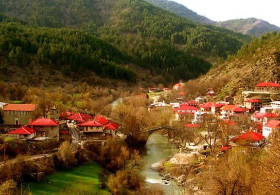 Πόσα ξέρετε για το Ανατολικό Ζαγόρι; Θα βάζαμε στοίχημα, όχι πολλά. Η ήρεμη (και εν πολλοίς ανεξερεύνητη) δύναμη των Ζαγοροχωρίων κρύβει χωριουδάκια χάρμα οφθαλμών, υπέροχα τοξωτά γεφύρια και φυσικά τοπία που κόβουν την ανάσα. Η πνιγμένη στο πράσινο Βωβούσα είναι χτισμένη στις όχθες του Αώου, τις οποίες ενώνει από το 1748 το μονότοξο γεφύρι της. Δεξιά κι αριστερά του, απλώνονται τα πέτρινα σπιτάκια της με τις κεραμιδένιες στέγες τους να σπάνε με κόκκινες πινελιές τη συμφωνία του πράσινου. 