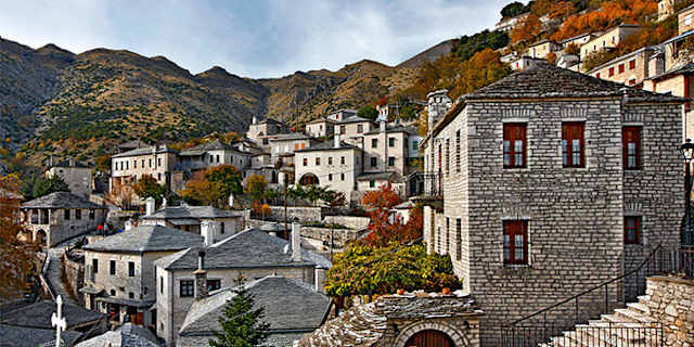 Σκαρφαλωμένο στα 1.150 μέτρα, το πανέμορφο Συρράκο είναι η ιδιαίτερη πατρίδα πολλών διάσημων ποιητών, ευεργετών και αγωνιστών της Ελλάδας, που κάποτε περπατούσαν κι αυτοί, όπως και οι σημερινοί επισκέπτες, ανάμεσα στα πέτρινα αρχοντικά του, τις περίτεχνες κρήνες και τα αιωνόβια εκκλησάκια. Για τους λάτρεις του sightseeing προτείνονται τα δύο λαογραφικά μουσεία του χωριού και το μουσείο-αφιέρωμα στον ποιητή Κ. Κρυστάλλη. Για τους φυσιολάτρεις, επιβάλλεται η διαδρομή του μονοπατιού που ενώνει το χωριό με τους Καλλαρύτες. 