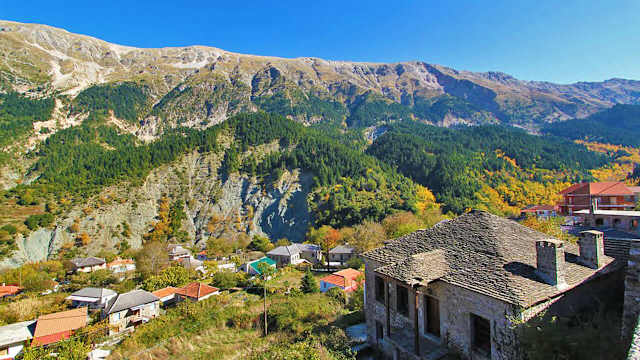 Ένα από τα πιο ανεξερεύνητα, κουκλίστικα χωριά των Τζουμέρκων, οι Μελλισουργοί είναι χτισμένοι εξολοκλήρου από πέτρα και ξύλο, απολαμβάνουν δε πανοραμική θέα στα βγαλμένα από παραμύθι τοπία που τους περιβάλλουν. Η μεγάλη, λιθόκτιστη πλατεία τους, που θυμίζει γιγάντιο μπαλκόνι στο χείλος του γκρεμού, φιλοξενεί ένα γλυκύτατο καφενείο κι ένα ταβερνάκι που σερβίρει τοπικές νοστιμιές –μαγειρευτά τα Σαββατοκύριακα με κόσμο, ντόπια κρέατα καλοψημένα στη σχάρα τον υπόλοιπο καιρό. Πάνω από την πλατεία, η εκκλησία του Αγίου Νικολάου τραβάει το βλέμμα με τις διαδοχικές αψίδες που στολίζουν την στοά του περίβολου της.