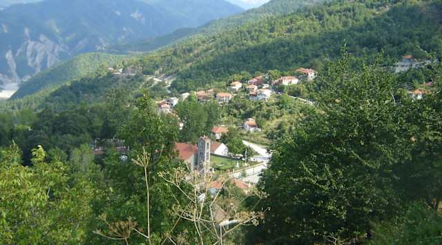 Σκαφαλωμένη σε υψόμετρο 900 μέτρων, σε μια από τις καταπράσινες πλαγιές του Γράμμου, η Βούρμπιανη είναι ένα πανέμορφο πέτρινο χωριό, με λιθόστρωτα καλντερίμια και παραδοσιακά σπιτάκια με καμινάδες που αχνίζουν. Στα αξιοθέατά της περιλαμβάνονται δώδεκα γραφικά εκκλησάκια, και το εντυπωσιακά μεγάλο για τα δεδομένα της περιοχής κτίριο του παλιού σχολαρχείου, με τις γαλάζιες ξύλινες πόρτες, στο τέλος του δρόμου. Στο κέντρο της πλατείας με τις πέτρινες κρήνες δεσπόζει ένας γιγάντιος, αιωνόβιος πλάτανος που ρίχνει τα καλοκαίρια τη σκιά του στα περίτεχνα παγκάκια της.