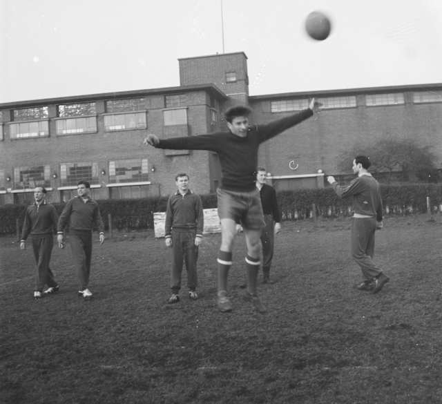 Yashin practica el golpeo con la cabeza durante un entrenamiento.
