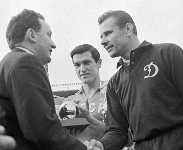 Entregan a Lev Yashin el mítico Balón de Oro, el único portero de la historia que ha recibido este aclamado premio.