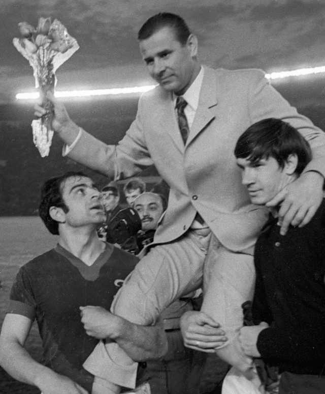 Los futbolistas de la selección de estrellas mundiales y del Dinamo de Moscú llevan a Lev Yashin a hombros tras un partido para celebrar el final de la carrera del legendario portero.