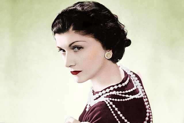 “The House of Chanel” буюу бидний сайн мэдэх “Chanel” брэндийг 1909 онд Gabrielle Bonheur "Coco" Chanel /1883-1971/ хэмээх Франц эмэгтэй үүсгэн байгуулсан бөгөөд дэлхийн загварын ертөнцийн тансаг бүтээгдэхүүнүүд болох гар цүнх, үнэртэн, гоо сайхны бүтээгдэхүүн, бугуйн цаг, гоёл чимэглэл, нарийн хийц бүхий гоёмсог даашинз зэрэг бараа бүтээгдэхүүн үйлдвэрлэлээрээ дэлхийн томоохон брэндүүдийн нэгд тооцогддог. Эмэгтэйчүүдийн орчин үеийн загварын хэв загварыг тодорхойлогч түүнийг "Загварын хатан хаан" ч гэлцдэг. 1909 онд жижигхэн малгайны дэлгүүр нээн ажиллуулсан нь эдүгээх түүний дэлхий ертөнцийг байлдан дагуулсан загварын ертөнцийн сонгодог жишээ, эрхэмсэг хатагтайн гайхалтай эрч хүч, авъяас чадварын илэрхийлэл болжээ.“Chanel” брэндийн логог “Chanel”-ийн эхний “C”, Хоч “СоСо”-гийн эхний “C” хоёрыг гадагш нь зөрүүлсэн хэлбэртэй байхаар бүтээсэн бөгөөд логог анх 1921 онд “Chanel №5” үнэртэнд дардаслан хэрэглэсэн түүхтэй ажээ.“Forbes” сэтгүүлд бичсэнээр КоКо Шанелийн хамтрагч асан Пиэр Вертхаймэрийн ач нар болох Элайн Вертхаймэр болон Жерард Вертхаймэр нар өдгөө тус пүүсийг эзэмшдэг байна.