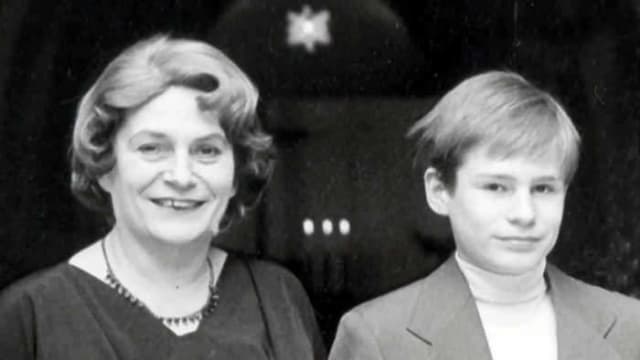 Un joven Armin Meiwes junto a su madre.- 