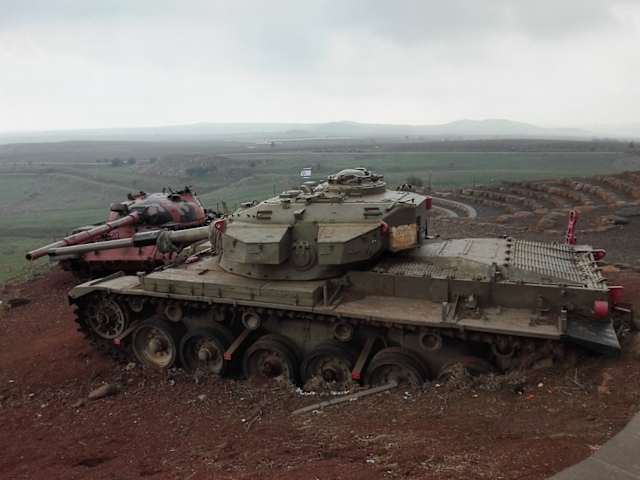 Unos tanques que fueron destruidos durante la batalla del Valle de las Lagrimas, durante la guerra de Yom Kipur. El carro de combate en el plano frontal es un Centurion de las FFAA de Israel, y detrás de él está un T-62 sirio.  