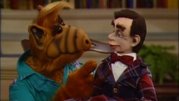 Paul Fusco, uno de los creadores de la serie y principal marionetista, estaba obsesionado con guardar los secretos de ALF. Por ello, hizo firmar a todo el equipo un contrato de confidencialidad conforme no podían revelar nada sobre el trabajo, y toda la serie se rodó en plató cerrado sin público, pero por entonces era impensable, prácticamente, hacer una sitcom en la que no se oyera reír al público, así que utilizaron pistas de audio con gente riéndose. Lo que se conoce como "risas enlatadas".