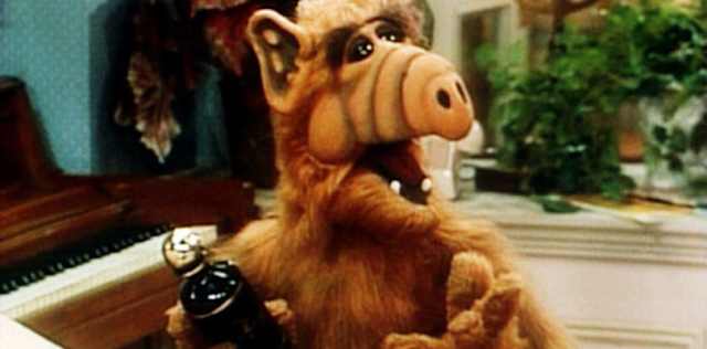 El personaje de Alf se pensó como un alienígena zafio y grosero, alejado del estereotipo de alien inteligente y elegante. Dentro de sus costumbres chabacanas -como la de comer gatos- también era un aficionado bebedor y, de hecho, en los primeros episodios aparecía bebiendo alcohol con relativa frecuencia. La NBC pidió a los creadores suavizar el tono para hacer la serie más familiar, y el resgo de bebedor de Alf fue suprimido.