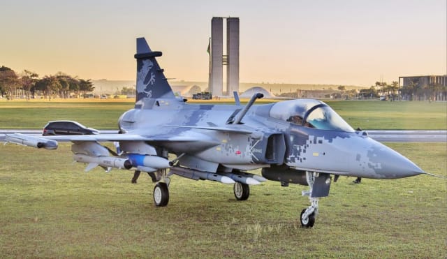 Solo dispone actualmente de aeronaves obsoletas , como los F-5 y los Dassault Mirage 2000C, que fueron retirados del servicio en Francia. Las aeronaves más avanzadas de Brasil son 12  helicópteros rusos Mi-35M . El país ha firmado con Suecia un contrato para  la compra de 36 cazas Saab JAS Gripen , que les serán entregados entre 2019 y 2024. Está previsto que, con el tiempo,  Brasil también participe en el ensamblaje  de estos avanzados aparatos. Este caza ganó una licitación donde también participaron el F/A-18, Rafale, Su-35, F-16 y los Eurofighter.  La licitación estuvo acompañada de una gran polémica .