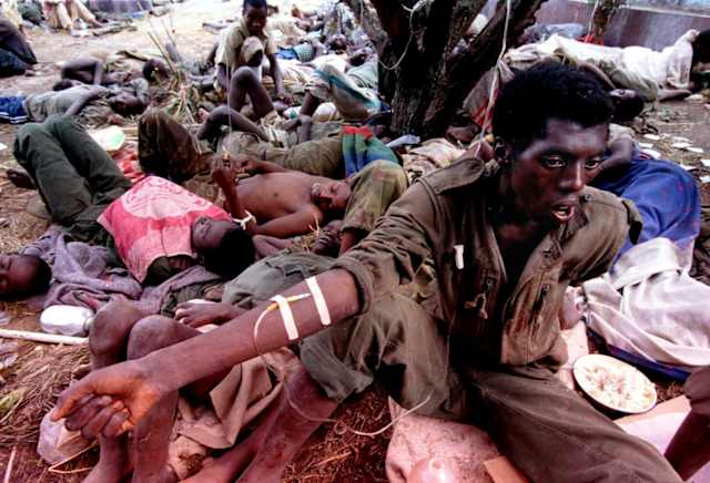 Un soldado tutsi recibe tratamiento médico