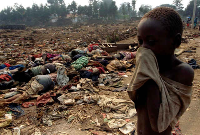 Un niño cerca de unos cadáveres de tutsi