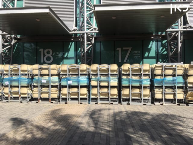 The chairs reached the tribunes that had begun to be set up. Photo: Tal Rabinovski