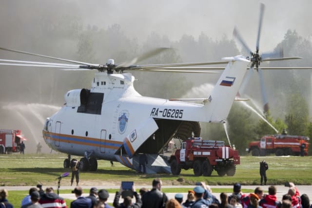Un camión Ural de bomberos es cargado en el Mi-26 de los Servicios de Emergencias de Rusia durante unos entrenamientos. La rampa integrada facilita mucho el proceso de carga de autos.  