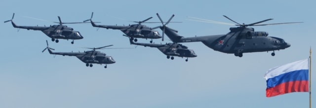 Uno no se da cuenta de lo enorme que es el Mi-26 hasta que no lo ve al lado de otras aeronaves. En la foto, un Mi-26 lidera un grupo de helicópteros Mi-8, cuyo tamaño es equiparable a los UH-60 Black Hawk estadounidenses. 