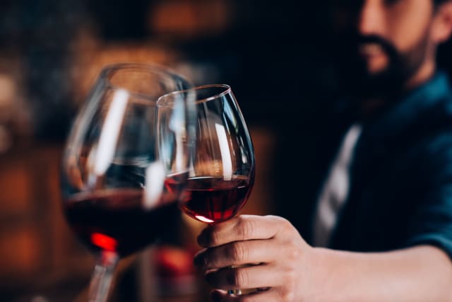 El consumo habitual de vino no afecta a la presión arterial ni tampoco a los riñones. El vino es una bebida hiposódica (el contenido promedio de sodio en una copa de vino es de tan solo 5 mg). La OMS recomienda no consumir más de 5.000 mg por día.Además el vino posee baja graduación alcohólica, en promedio un 14%vol, unido a que el único modo de consumo debe ser moderado (una o dos copas al día como máximo), la cantidad de alcohol consumido con el vino es muy bajo.Por todo ello el vino no eleva la presión arterial cuando se consume de manera correcta, es más, existen muchos estudios que demuestran el efecto cardiosaludable del vino en particular, tomado siempre con moderación.