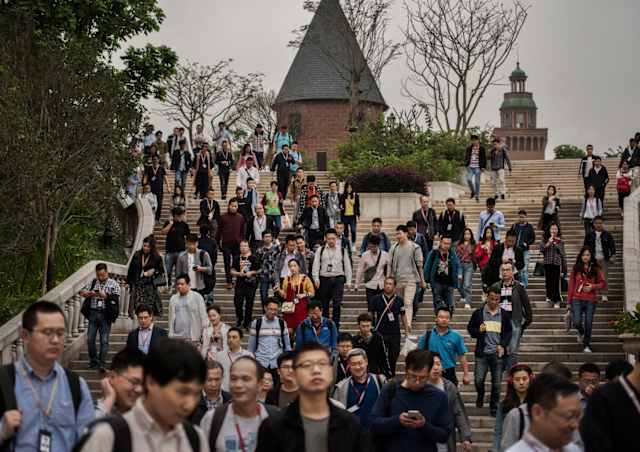 Empleados del gigante chino bajan por una escalera en 'Heidelberg'.