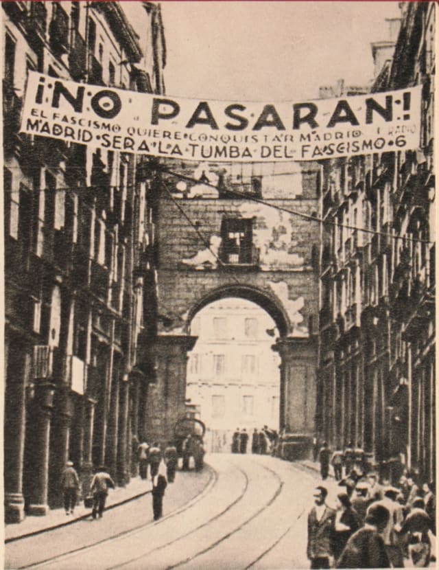 El mítico cartel de 'No pasarán' en Madrid, durante la Guerra Civil Española 
