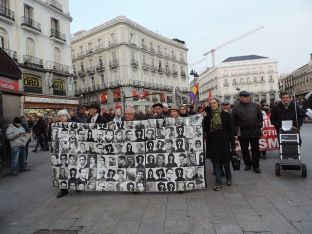 Manifestación de la Asociación para la Recuperación de la Memoria Histórica de España en la plaza del Sol de Madrid 