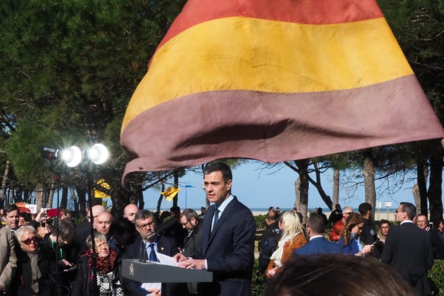 El presidente del Gobierno español, Pedro Sánchez, se para junto a una bandera de la Segunda República Española mientras pronuncia un discurso el 24 de febrero de 2019, durante una ceremonia en Argeles-sur-Mer, sur de Francia 