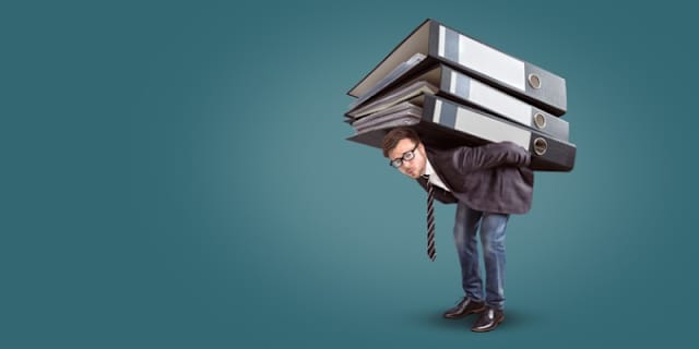 Asegúrate de no medir el éxito de tus colaboradores de acuerdo con el tiempo que pasan frente a una computadora, que esto no asegura que realmente sean productivos. Replantea tu forma de evaluar su desempeño según el tipo de actividades que realizan y cómo éstas generan un impacto directo en el negocio.