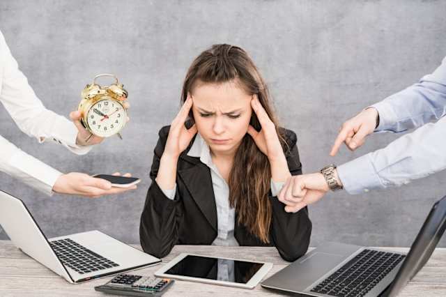Aunque a veces es inevitable que los trabajadores laboren horas extra o fin de semana, evita establecer esto como un ritmo normal de actividades. Mejor ofréceles opciones que les permitan disfrutar su tiempo personal, pero sin descuidar su tareas.