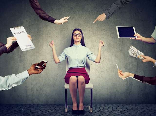 Si es necesario, habla con los colaboradores para que en su tiempo libre no realicen ninguna actividad relacionada con el trabajo, lo que incluye ignorar correos electrónicos y llamadas telefónicas. Además, fomenta los descansos regulares y que durante la hora de la comida se prohíba estar frente a una computadoras.