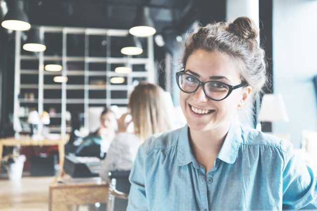 Es imprescindible que seas un modelo de comportamiento y actitudes saludable. Comienza a ponerte límites y comunícalos a tus colaboradores. Toma tus descansos correspondientes y asegúrate de establecer un equilibrio en tu vida personal y profesional.