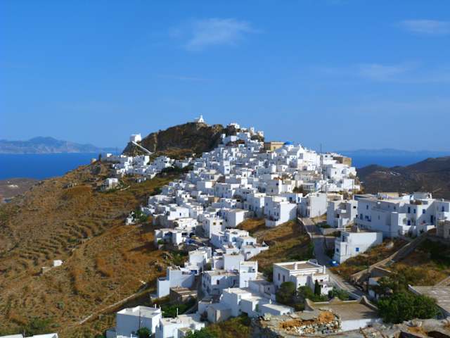 Ίσως η πιο χαρακτηριστική, η πιο μεθυστική Χώρα των Κυκλάδων, με τα πάλλευκα σπιτάκια κρύβει πλακόστρωτα καλντερίμια, αψιδωτές καμάρες, αυλές με μπουκαμβίλιες και τα υπέροχα μπαλκονάκια.