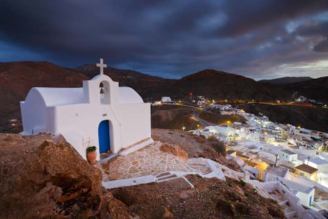 Η γαλήνια αλλά με την μυστηριώδη ενέργεια Χώρα της Ανάφης βρίσκεται ψηλά, εκεί που οδηγούν οι ελικοειδείς στροφές του λαξευμένου δρόμου ο οποίος τη συνδέει με το λιμάνι.