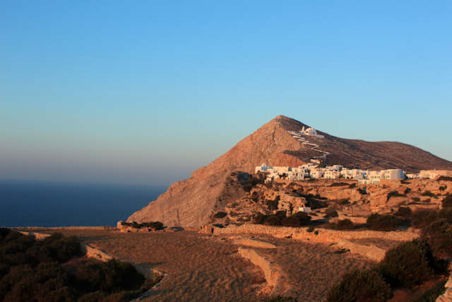 Ακατέργαστη ομορφιά, που συνδυάζει τον κοσμοπολιτισμό με την αυθεντικότητα, θα συναντήσετε στα ανεμοδαρμένα ύψη της Φολεγάνδρου, εκεί που φωλιάζει η Χώρα του νησιού.