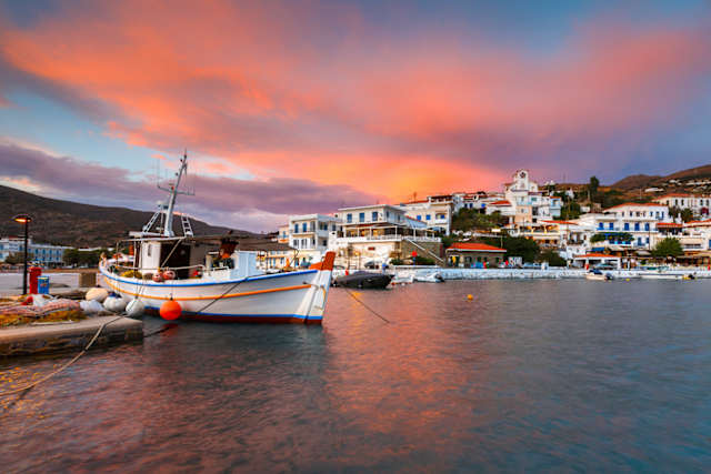 Η πιο αρχοντική Κυκλάδα, δεν θα μπορούσε παρά να έχει μια Χώρα γεμάτη νεοκλασικά κτίρια και παραδοσιακά καπετανόσπιτα που «δένουν» όμορφα με τα χαρακτηριστικά νησιωτικά σπίτια πάνω από την στιλάτη παραλιακή περαντζάδα.