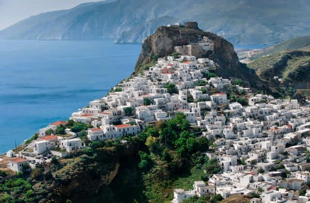 Τα πάλλευκα σπιτάκια της, με φόντο τα λιθόχτιστα καλντερίμια που ξεκινούν από τη Μεγάλη Στράτα και το Κάστρο του Λυκομήδη στην κορφή της Χώρας, παντρεύουν τις Βόρειες Σποράδες με το κυκλαδικό τοπίο.