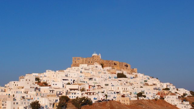 Η Χώρα της βρίσκεται στο δυτικό τμήμα του νησιού και διαθέτει ασβεστωμένα κυβο-σπιτάκια, γαλάζια μπαλκόνια και ένα μεσαιωνικό κάστρο που κρύβει την Παναγία την Πορταΐτισσα στις παρυφές του.