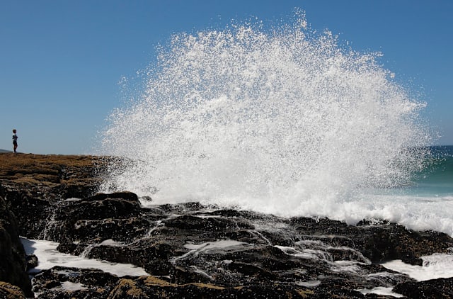 Porto do Son (A Coruña).  Unha privilexiada paisaxe que comeza na lagoa de Xuño para seguir pola de San Pedro e despois chegar ata Basoñas e Seráns. A praia de Espiñeirido leva ata á da Lagoa para despois retornar ás pasarelas que rematan no paisaxe dunar dás Furnas. 